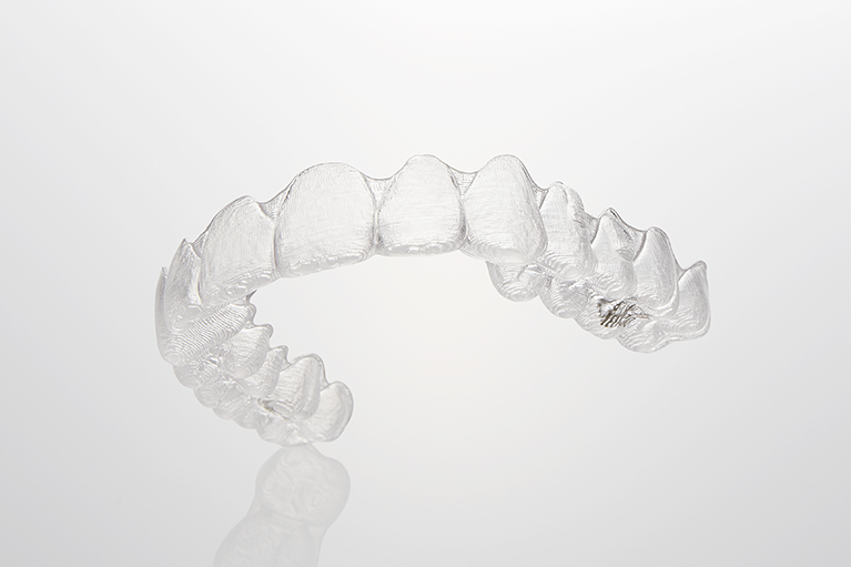 平岡歯科医院の矯正歯科で実施する目立たないマウスピース型矯正歯科装置