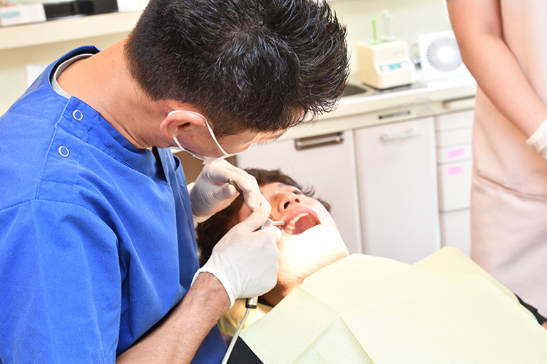 症状に合わせて最適な診療を選択。平岡歯科医院の歯周病診療